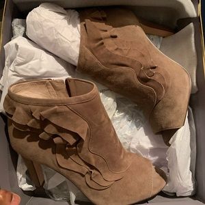 BRAND NEW Louise Et Cie Heels